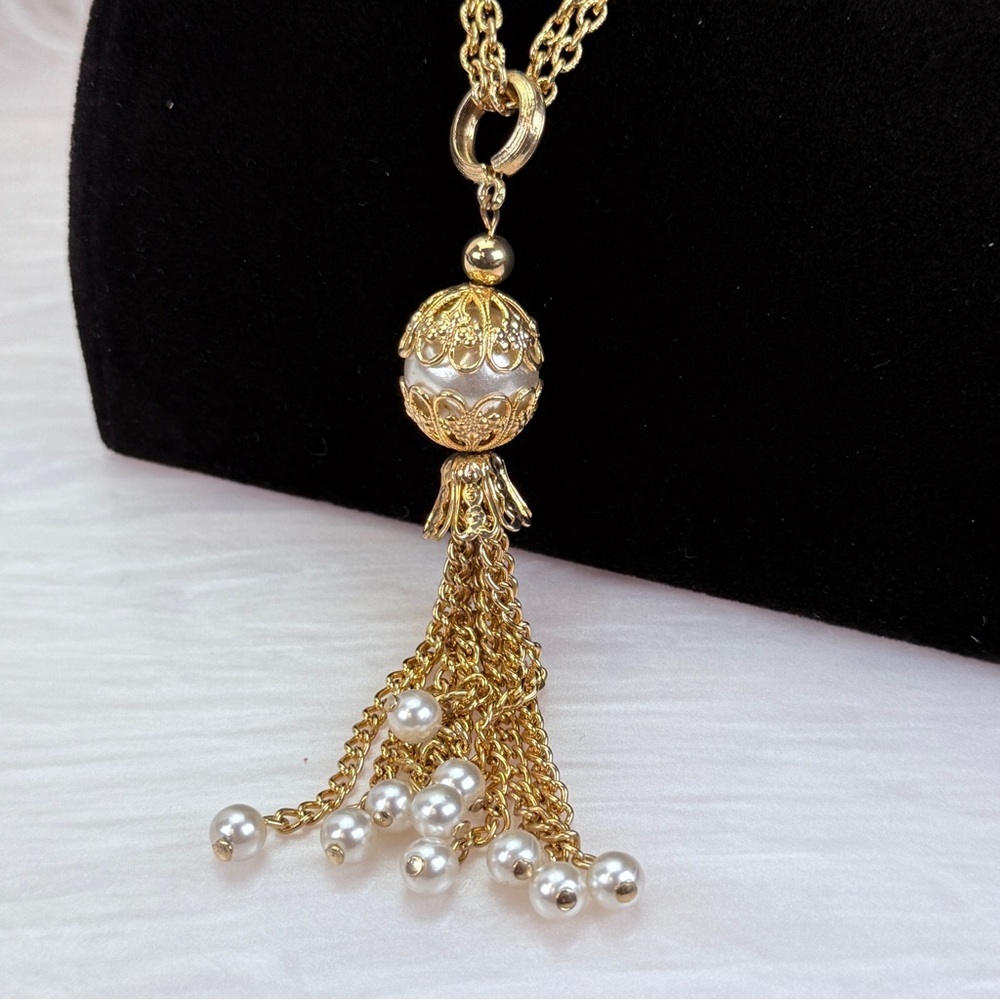 Beautiful, vintage goldtone, faux pearl, fringe, metal, pendant necklace